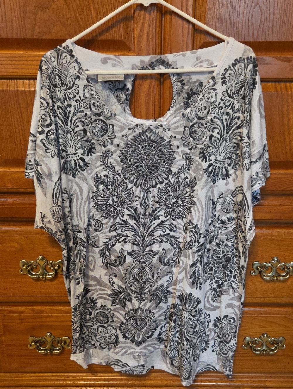Women's Black & White Floral Print Keyhole Top